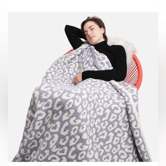 Comfy Luxe Animal Print Blanket - Picture 3 of 11